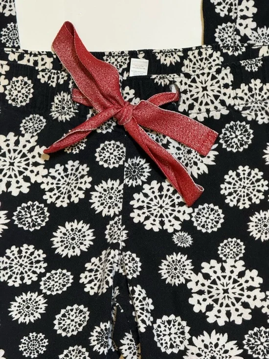 Old Navy Snowflake pajama pants size medium - Picture 3 of 6